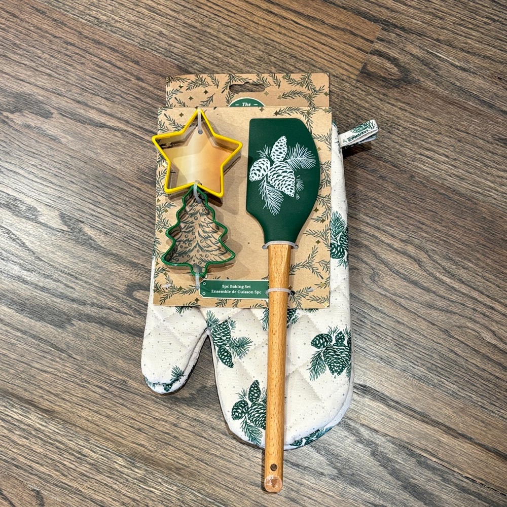 NWT 5 piece Christmas baking set